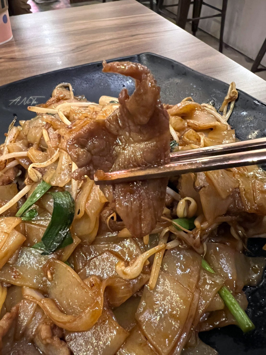 台北美食｜道地的港式快餐推薦「九記何燒臘」晚去吃不到．大推干炒牛河 @安妮塔ANiTa