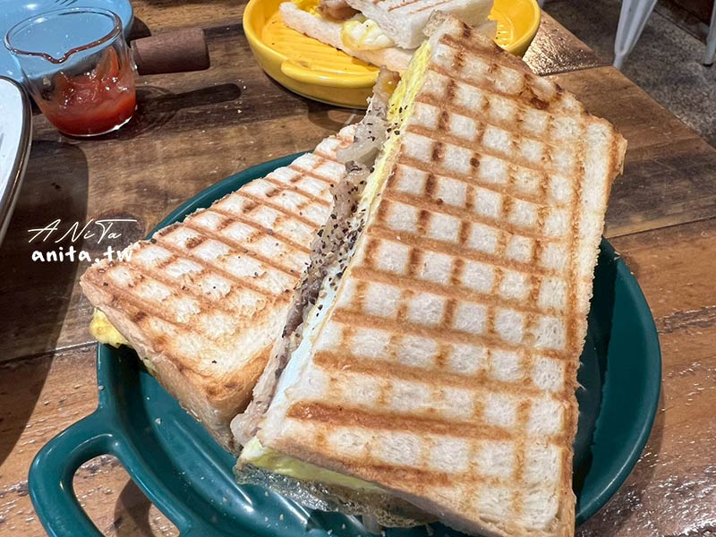 網站近期文章：蛋捏早午餐｜藏身景安捷運站巷弄中的吐司，推剝剝辣雞腿熱捏吐司